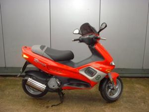 HASZNÁLTMOTOR TESZT: GILERA RUNNER (forrás: Motor Revü 2002/10)-Webrobogó