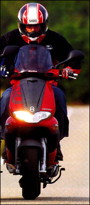 FELKÉSZÜLNI, VIGYÁZZ...-Motorteszt Peugeot Jet Force és Gilera Runner 125 VX-Webrobogó