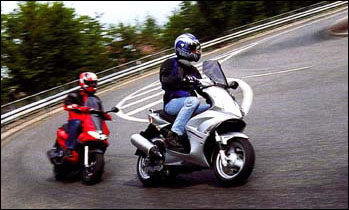 FELKÉSZÜLNI, VIGYÁZZ...-Motorteszt Peugeot Jet Force és Gilera Runner 125 VX-Webrobogó