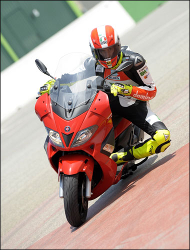 Gilera NEXUS 300 - Gilera robogó - Webrobogó