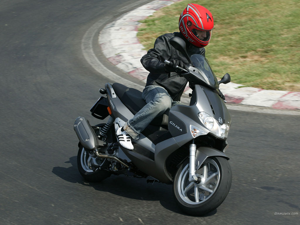 FELKÉSZÜLNI, VIGYÁZZ...-Motorteszt Peugeot Jet Force vs. Gilera Runner 125 VX-Webrobogó
