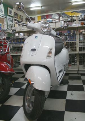 A Vespa legújabb VASPAripája-Vespa GT 200-Vespa robogó-(Forrás: Scooter magazin)-Webrobogó