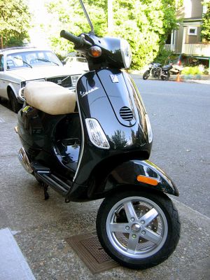 KIS ÉKSZER-Vespa LX 125 -WEBROBOGÓ