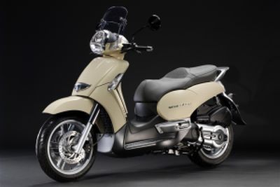 Összehasonlítás:Piaggio Beverly Cruiser 500 vs.  Aprilia Scarabeo 500 NEW - Új eladó robogók - Webrobogó